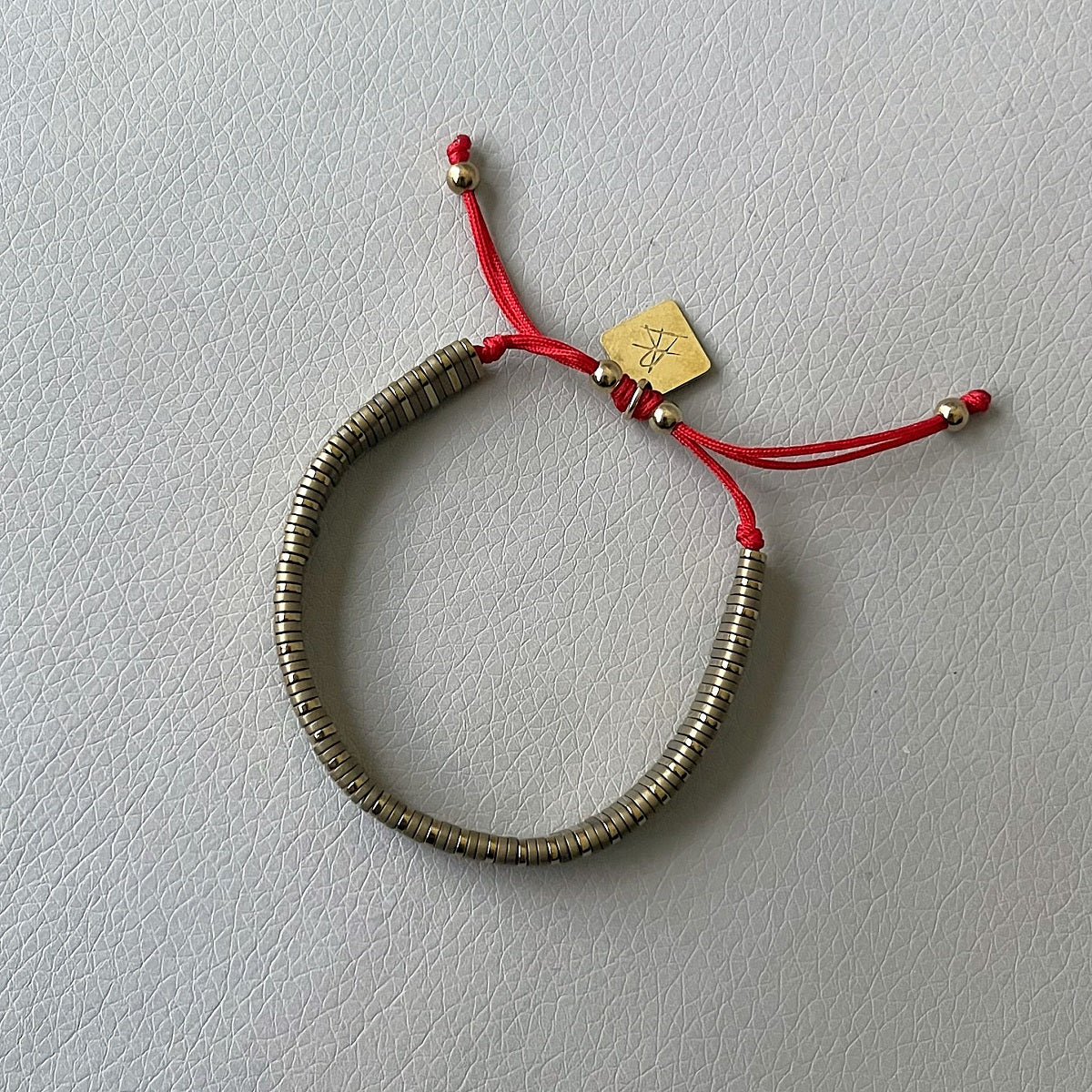 צמיד זהב חוט אדום- BALI 3 סמפל אחרון במלאי