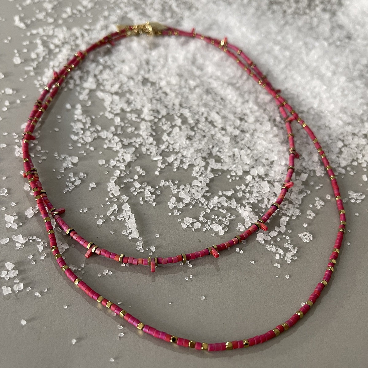 'שרשרת זהב ואבנים- ורוד עמוק 'ליאו