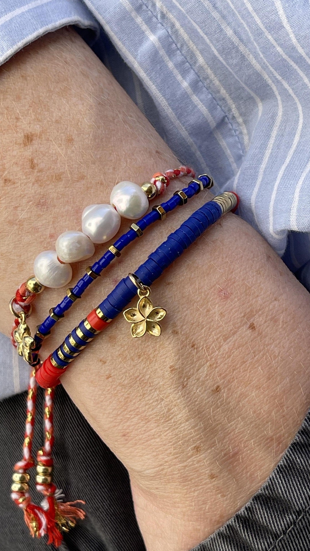 צמיד פנינים חוט אדום זהב- הוואי