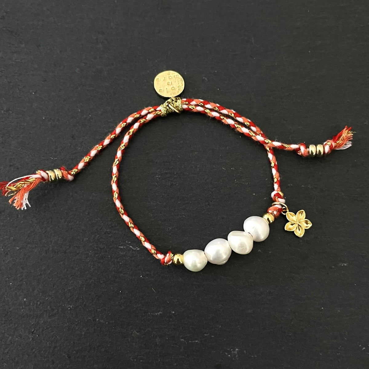 צמיד פנינים חוט אדום זהב- הוואי